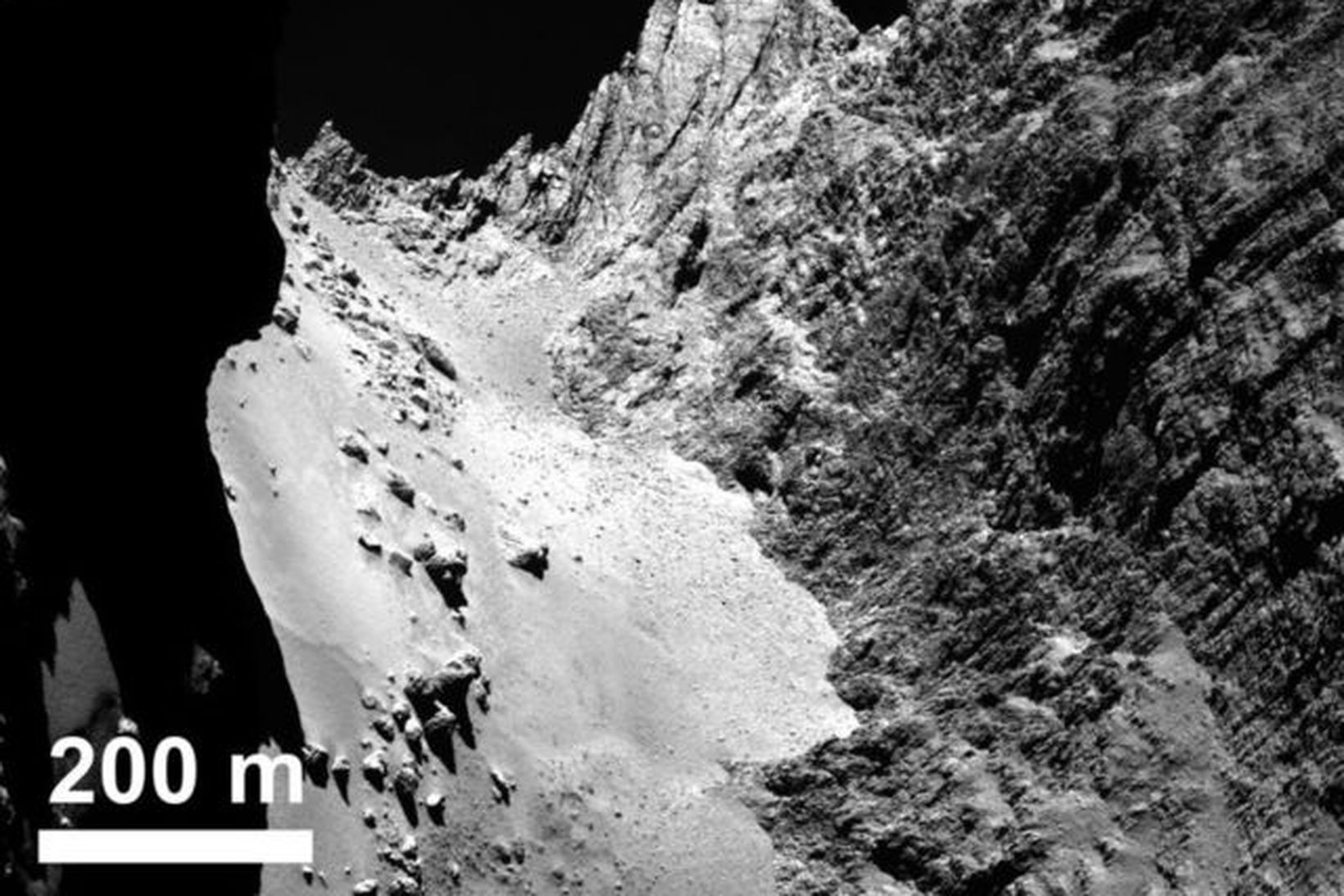 Nærmynd sem Rosetta tók af yfirborði halastjörnunnar 67P/Churyumov–Gerasimenko.