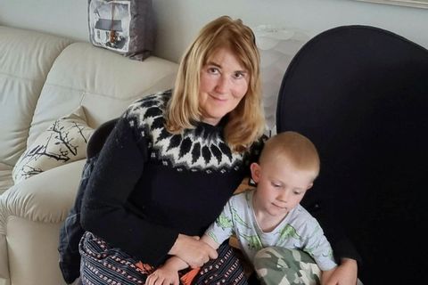 Líney Sigurðardóttir with a broken leg at home in Þórshöfn with her grandson.