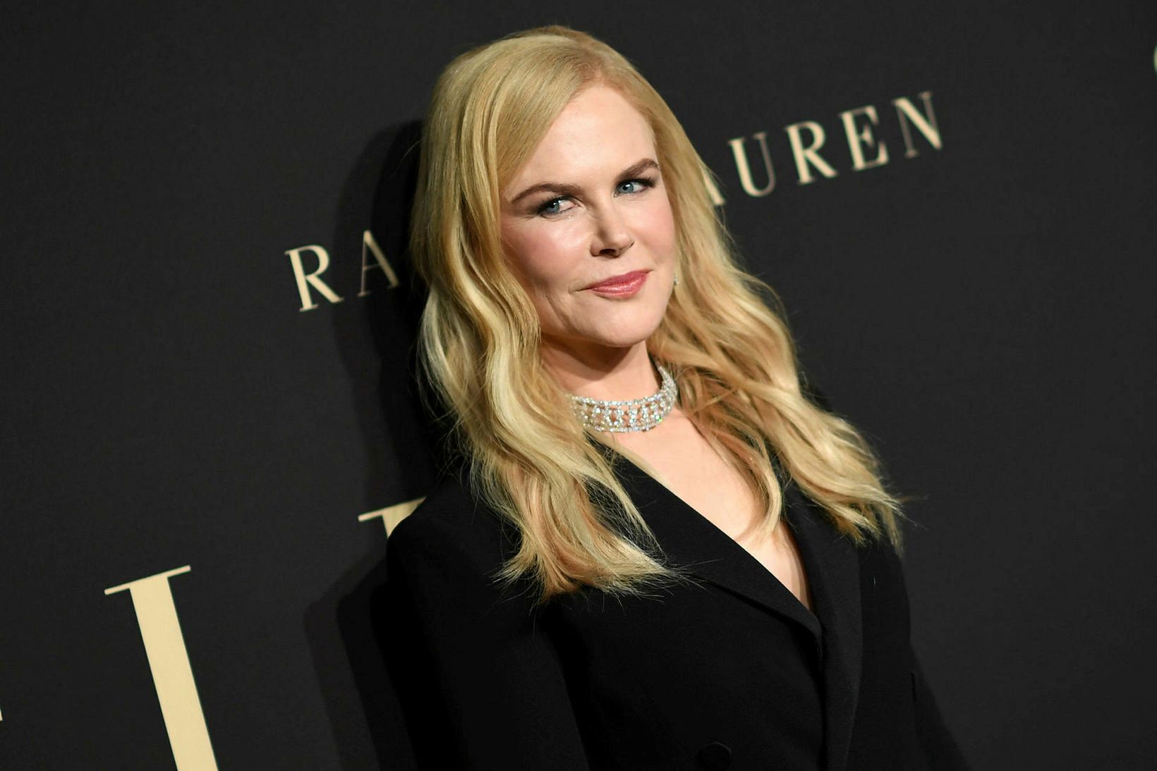 Nicole Kidman leit út fyrir að vera í venjulegum svörtum …