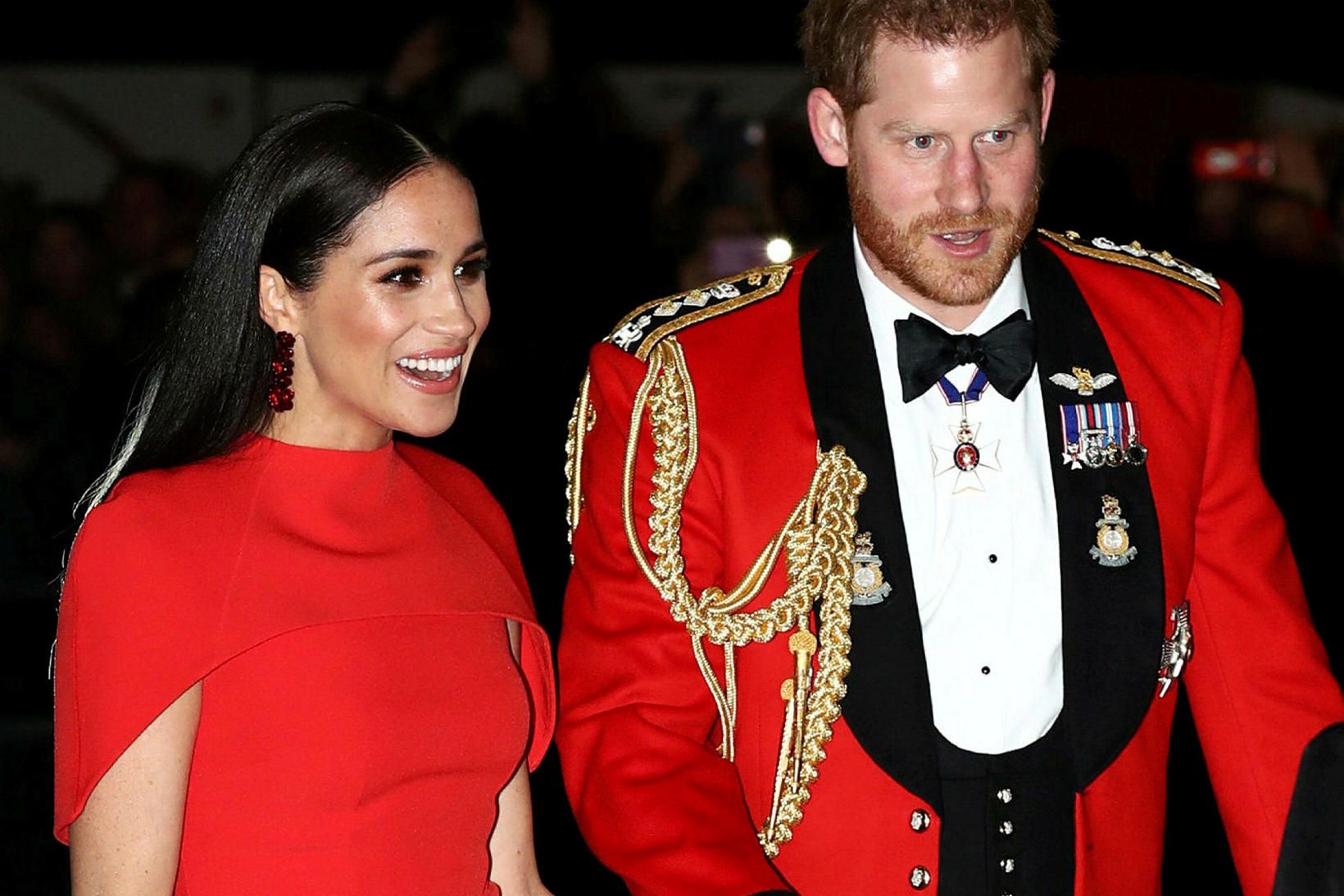 Meghan og Harry klæddust rauðu.