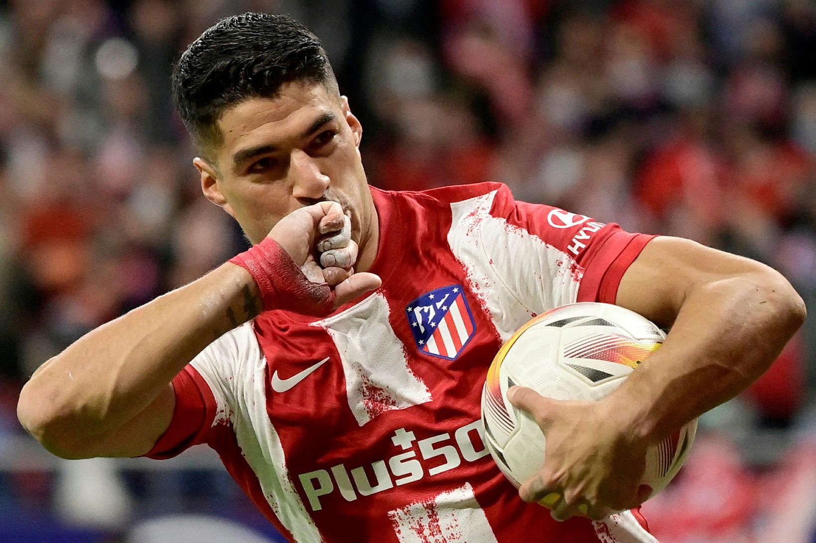 Luis Suárez fagnar eftir að hafa jafnað metin fyrir Atlético …