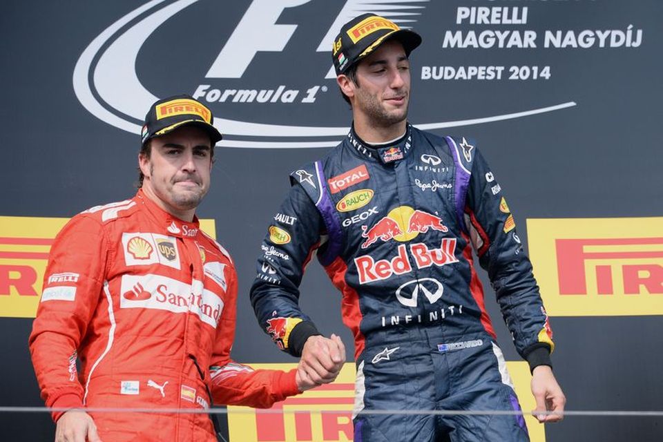 Alonso óskar Ricciardo til hamingju með sigurinn á verðlaunapallinum.