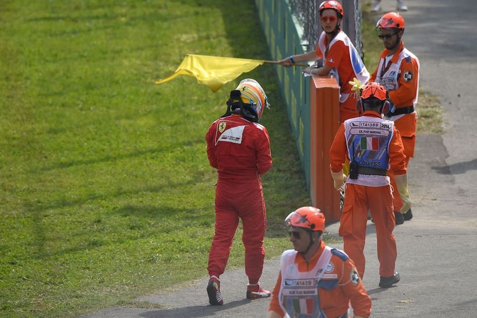 Fernando Alonso gengur frá biluðum Ferrarifáknum í Monza.