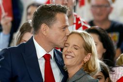 Trzaskowski fagnar með eiginkonu sinni eftir að fyrstu tölur voru birtar.
