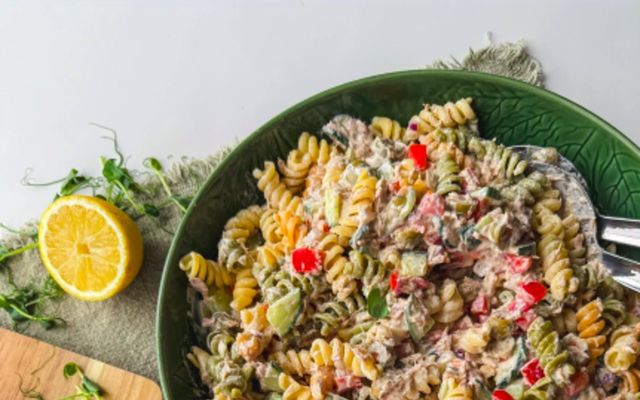 Þetta pastasalat lítur vel út og er bæði bragðgott og próteinríkt.
