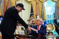 Handaband Elon Musk og Donald Trump takast hér í hendur á skrifstofu forsetans í Hvíta húsinu á blaðamannafundinum sem þeir héldu þar í gær.