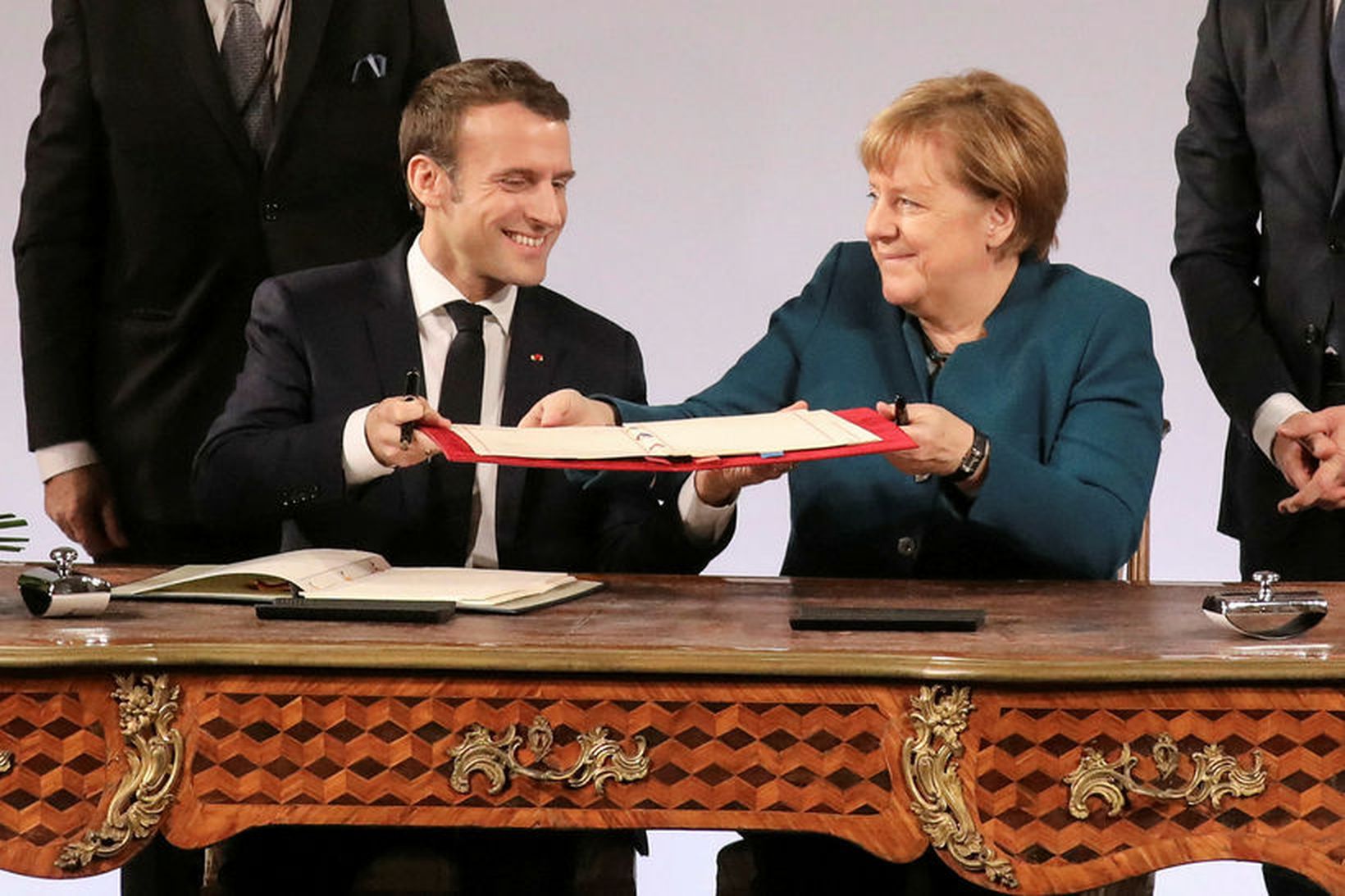 Macron og Merkel við undirritun sáttmálans í Aachen.