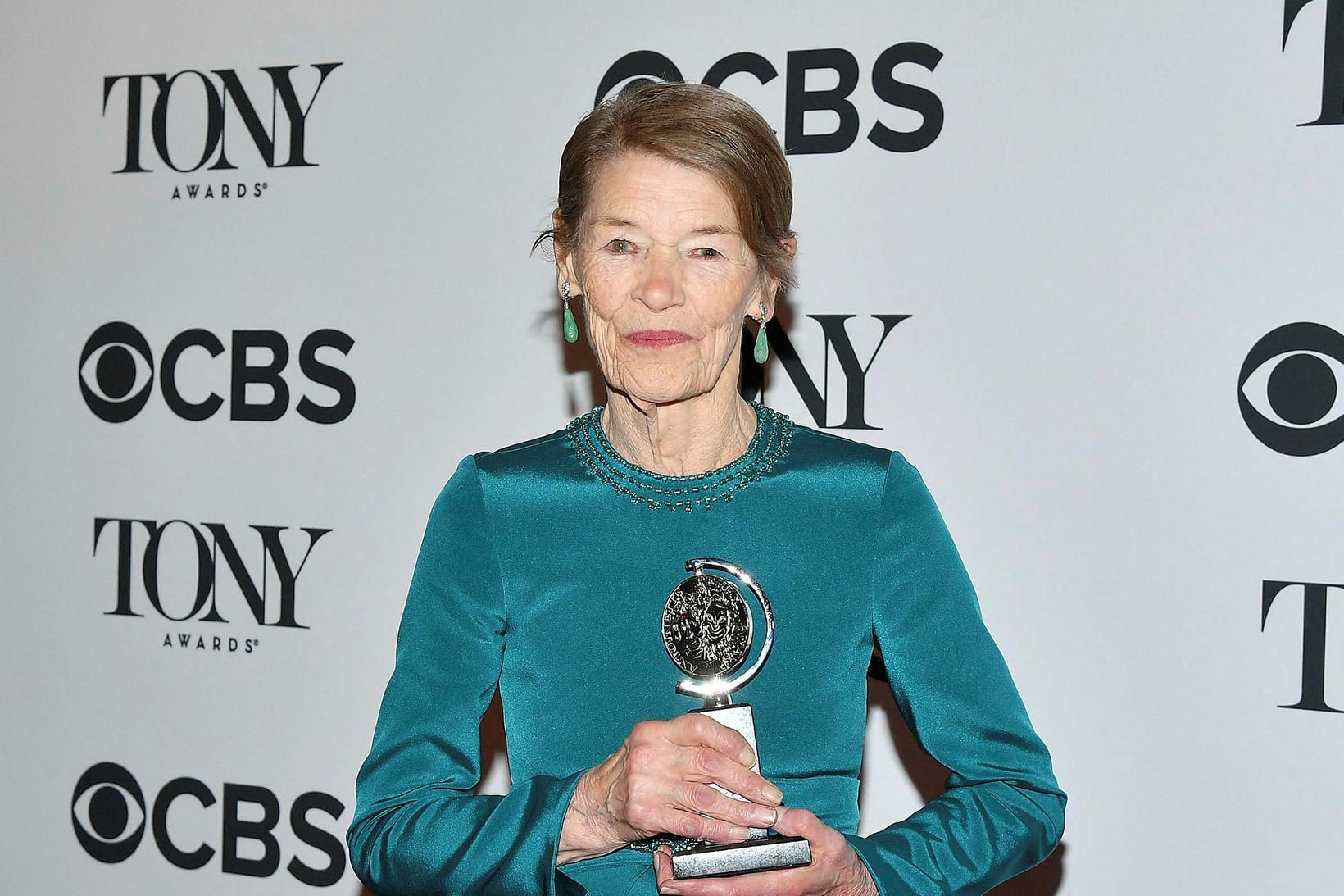 Glenda Jackson með Tony-verðlaunin árið 2018.