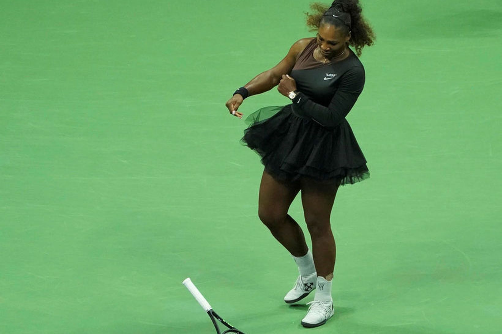 Serena Williams fleygir tennisspaðanum sínum í jörðina.