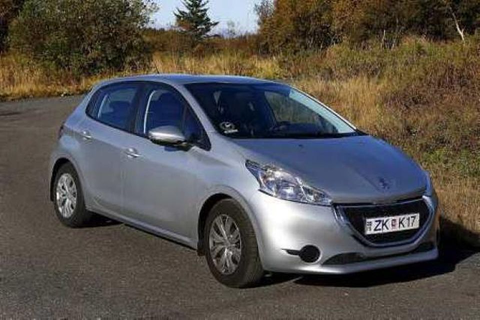 Peugeot 208 eyðir litlu, kostar lítið, er fallegur, með nægilegt rými og þokkalegt afl enda …