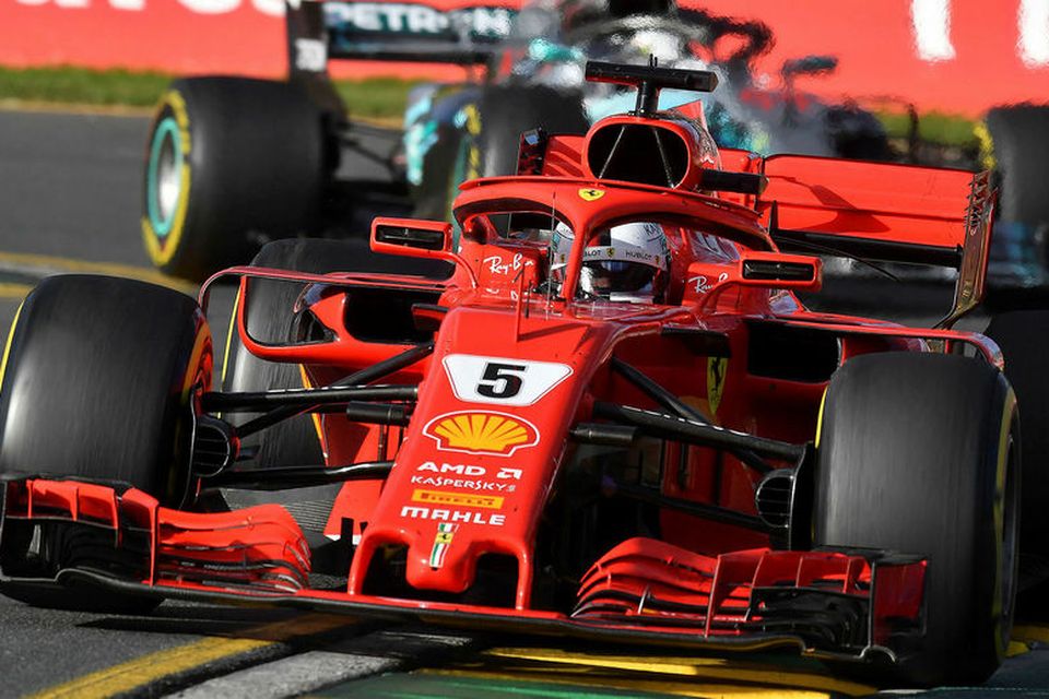 Sebastian Vettel (framar) og Lewis Hamilton háðu taktískt einvígi í Melbourne og hafði sá fyrrnefndi …