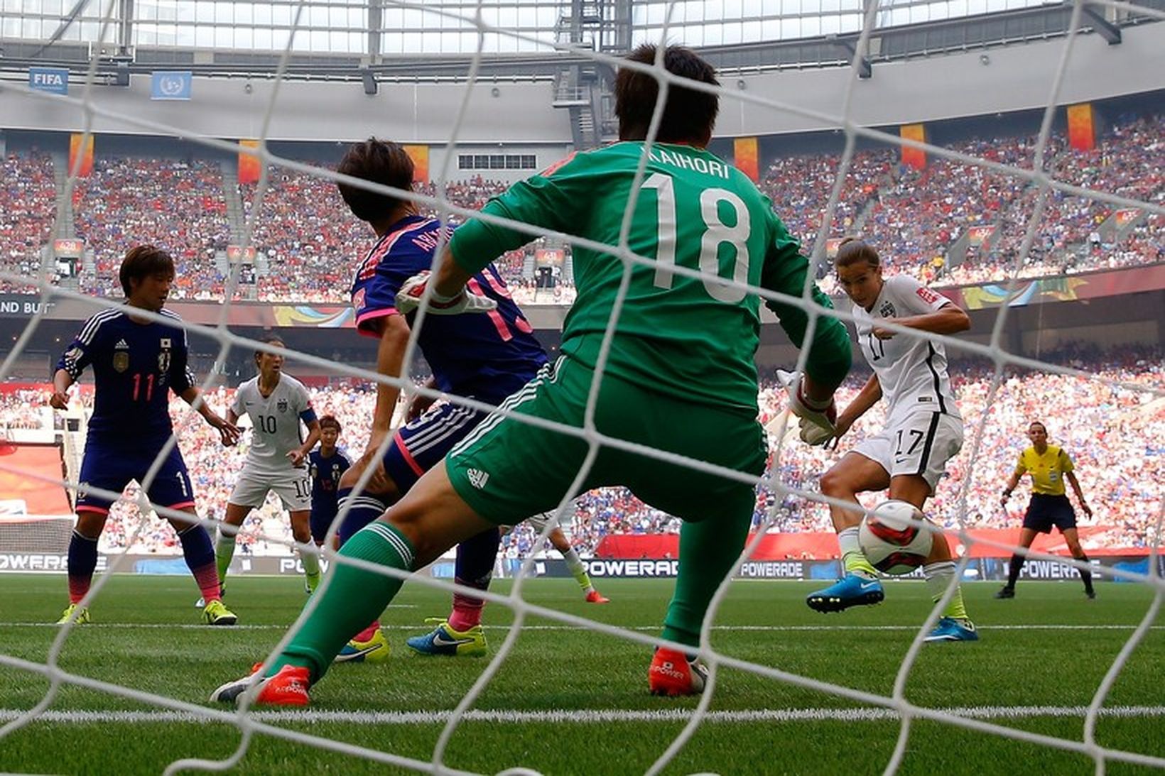 Tobin Heath skorar fimmta mark Bandaríkjanna í úrslitaleiknum gegn Japan.