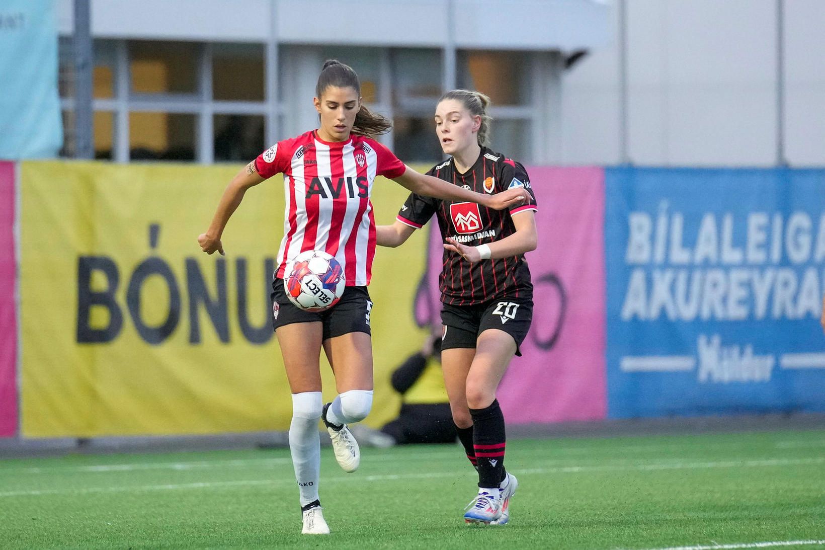 Jelena Tinna Kujundzic og Bergþóra Sól Ásmundsdóttir eigast við í …