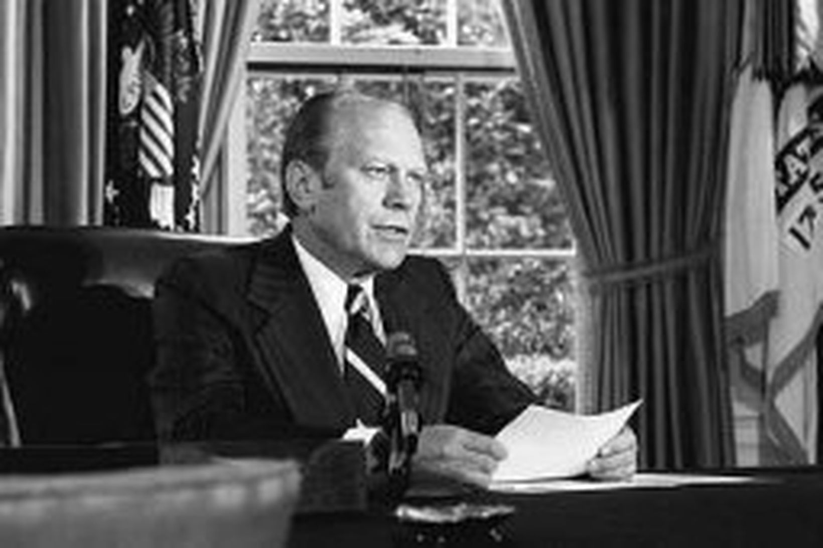 Gerald Ford tilkynnir ákvörðun sína um að náða Richard Nixon.