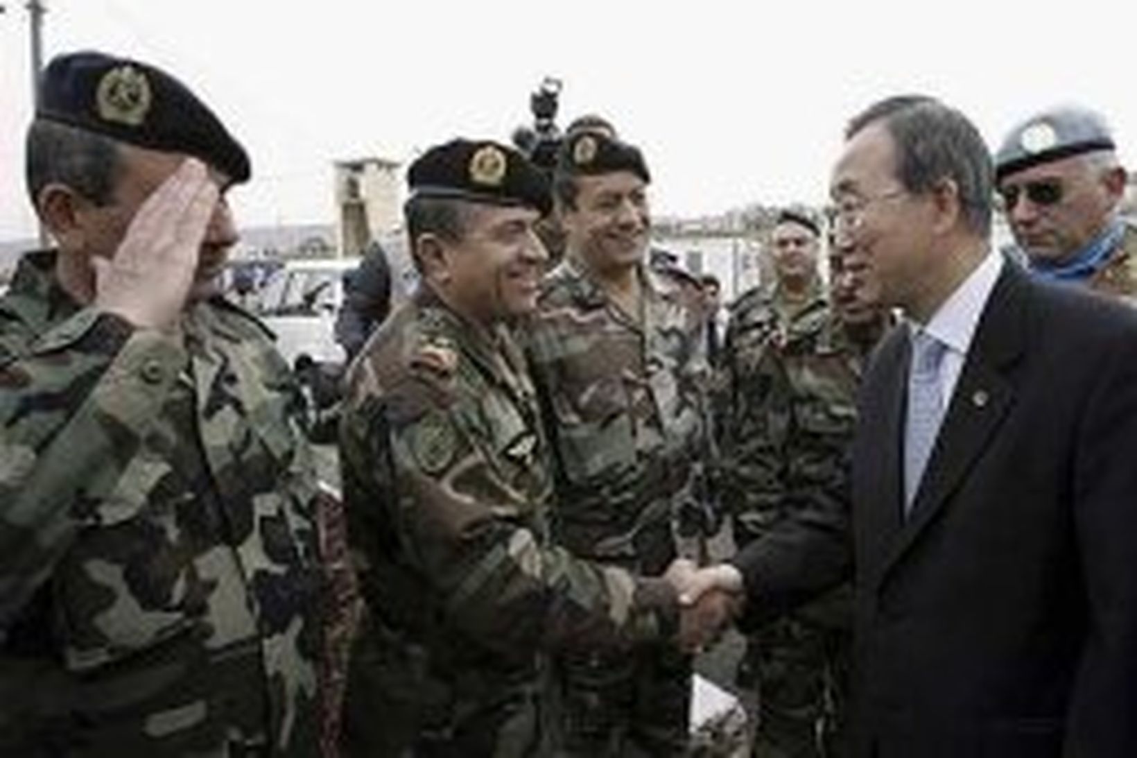 Ban Ki-moon sést hér heilsa liðsmönnum úr UNIFIL í Líbanon.