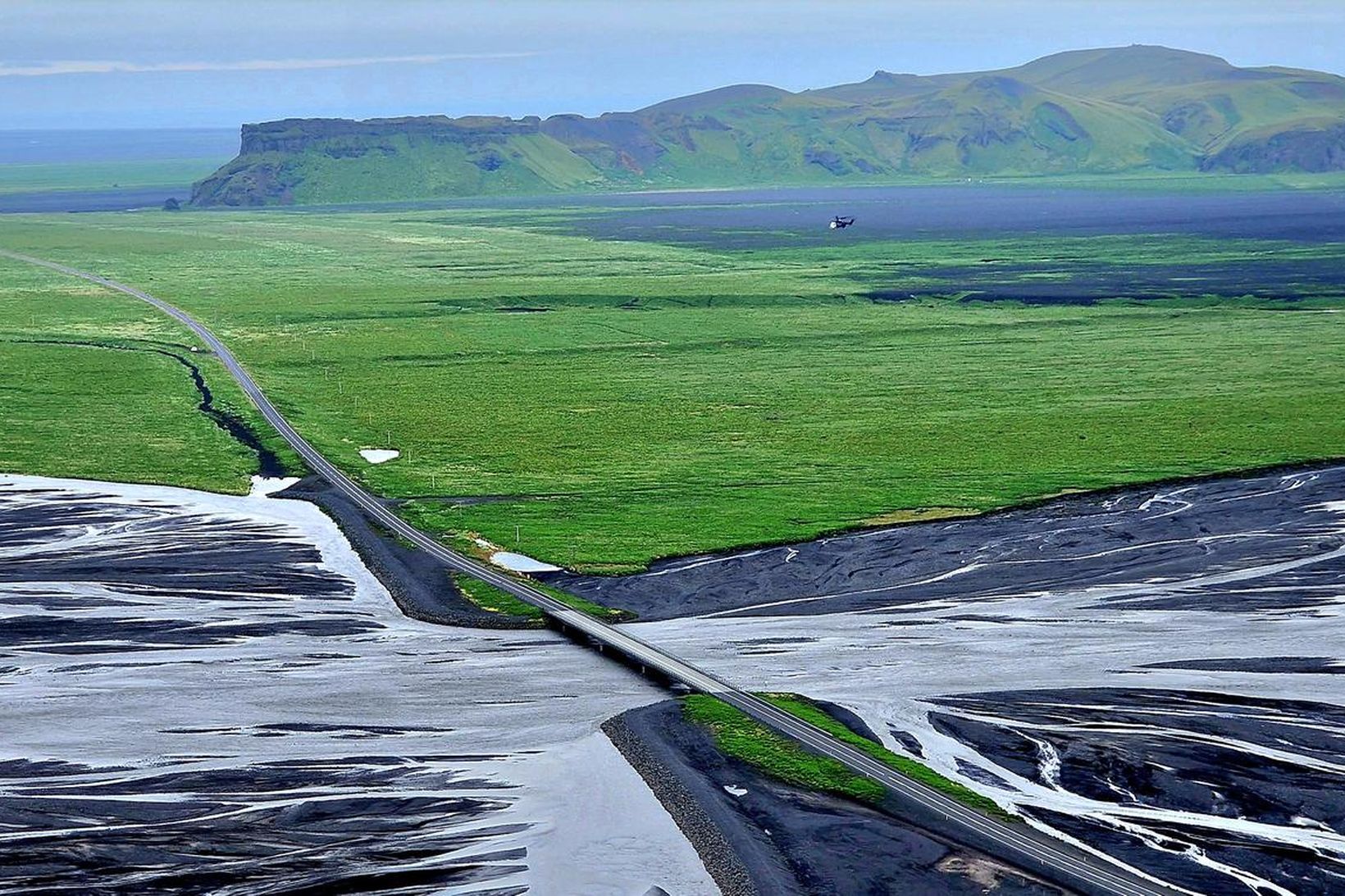 Þyrla Landhelgisgæslunnar á flugi yfir Múlakvísl.