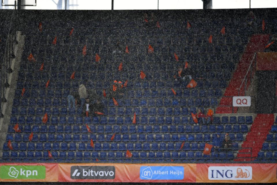 Áhorfendur eru byrjaðir að tínast í stúkuna í Rotterdam en þar er rigning og strekkingsvindur.