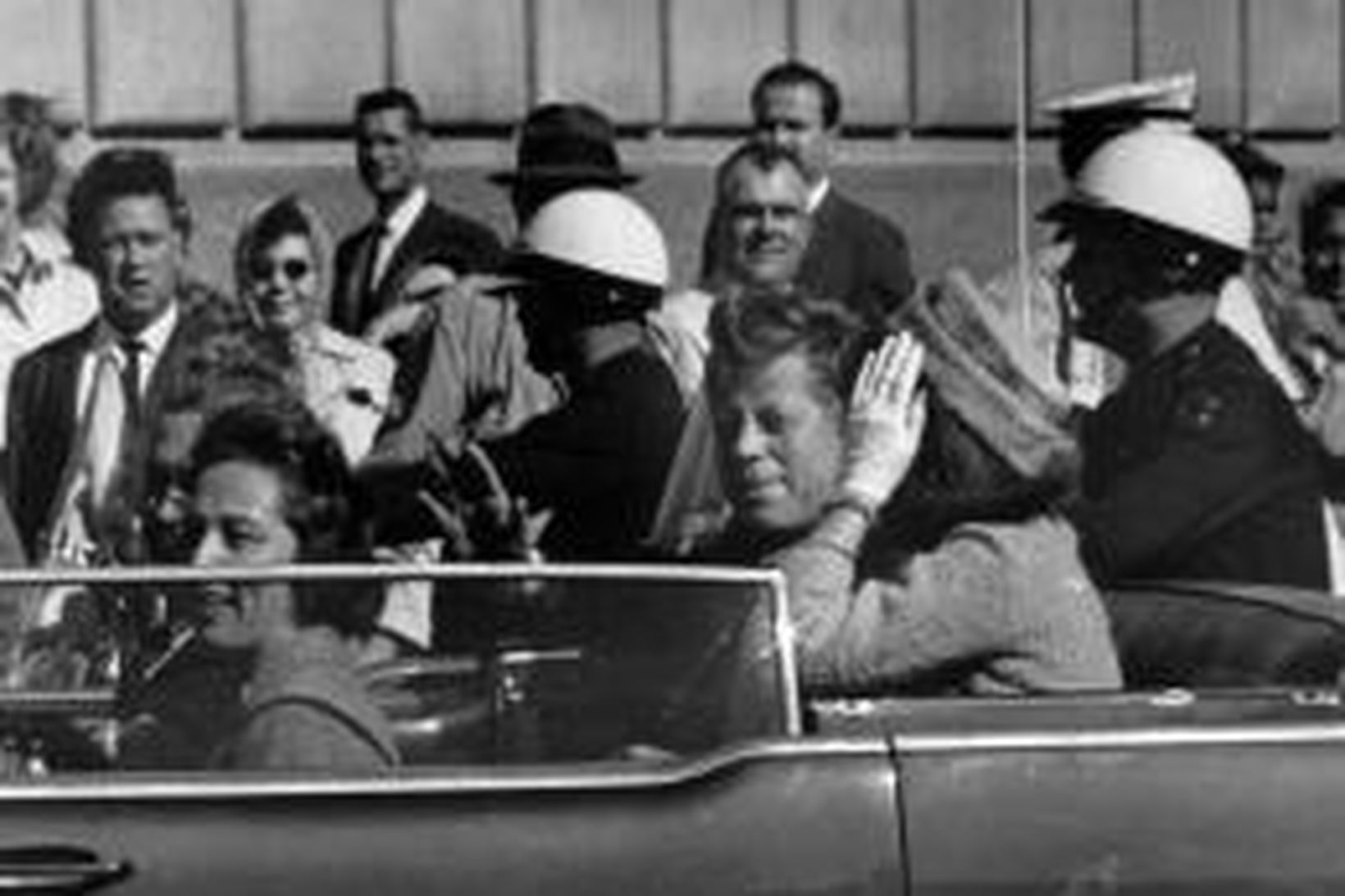 John F. Kennedy ásamt Jacqueline eiginkonu sinni skömmu áður en …