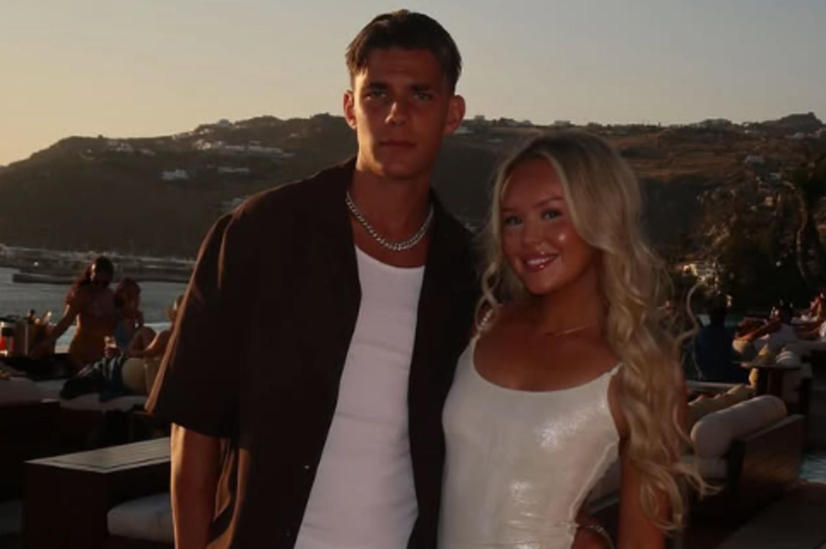 Fagna 6 ára sambandsafmæli í þyrluflugi á Mykonos