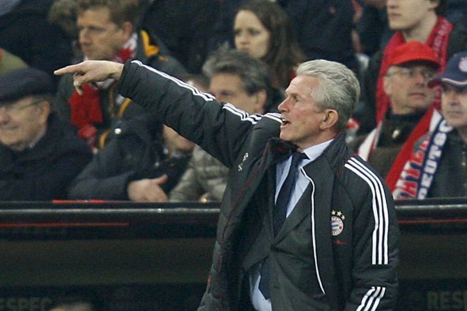 Jupp Heynckes þjálfari Bayern segir sínum mönnum fyrir verkum í leiknum í kvöld.