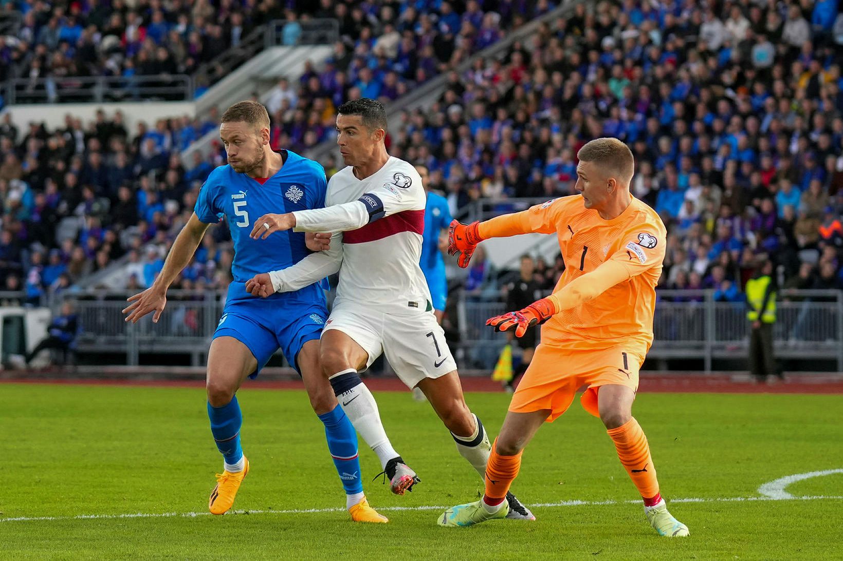 Sverrir Ingi Ingason í baráttu við Cristiano Ronaldo í leik …