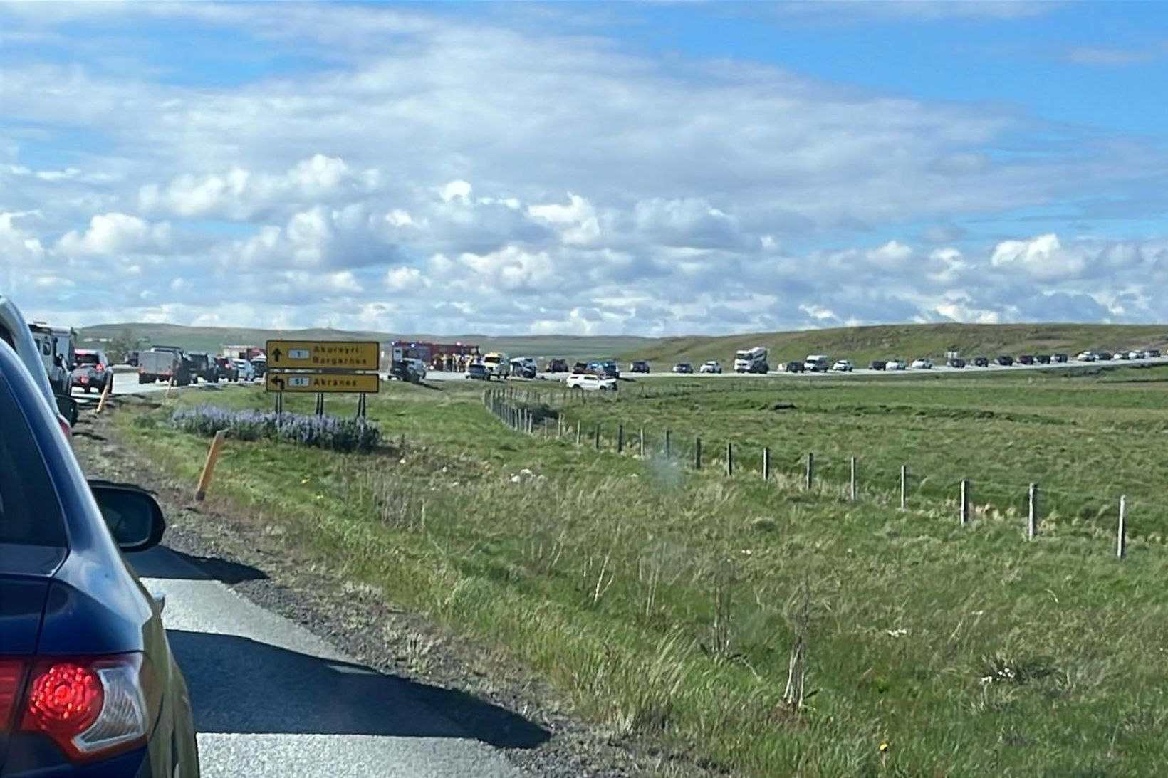 Afar löng röð myndaðist í kjölfar árekstursins.