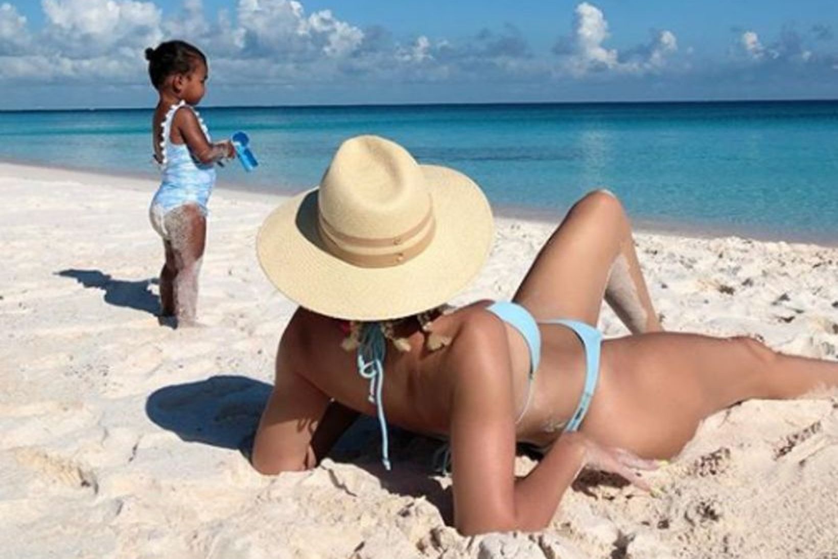 Khloé Kardashian skapar töfrandi minningar ásamt dóttur sinni á Bahama.