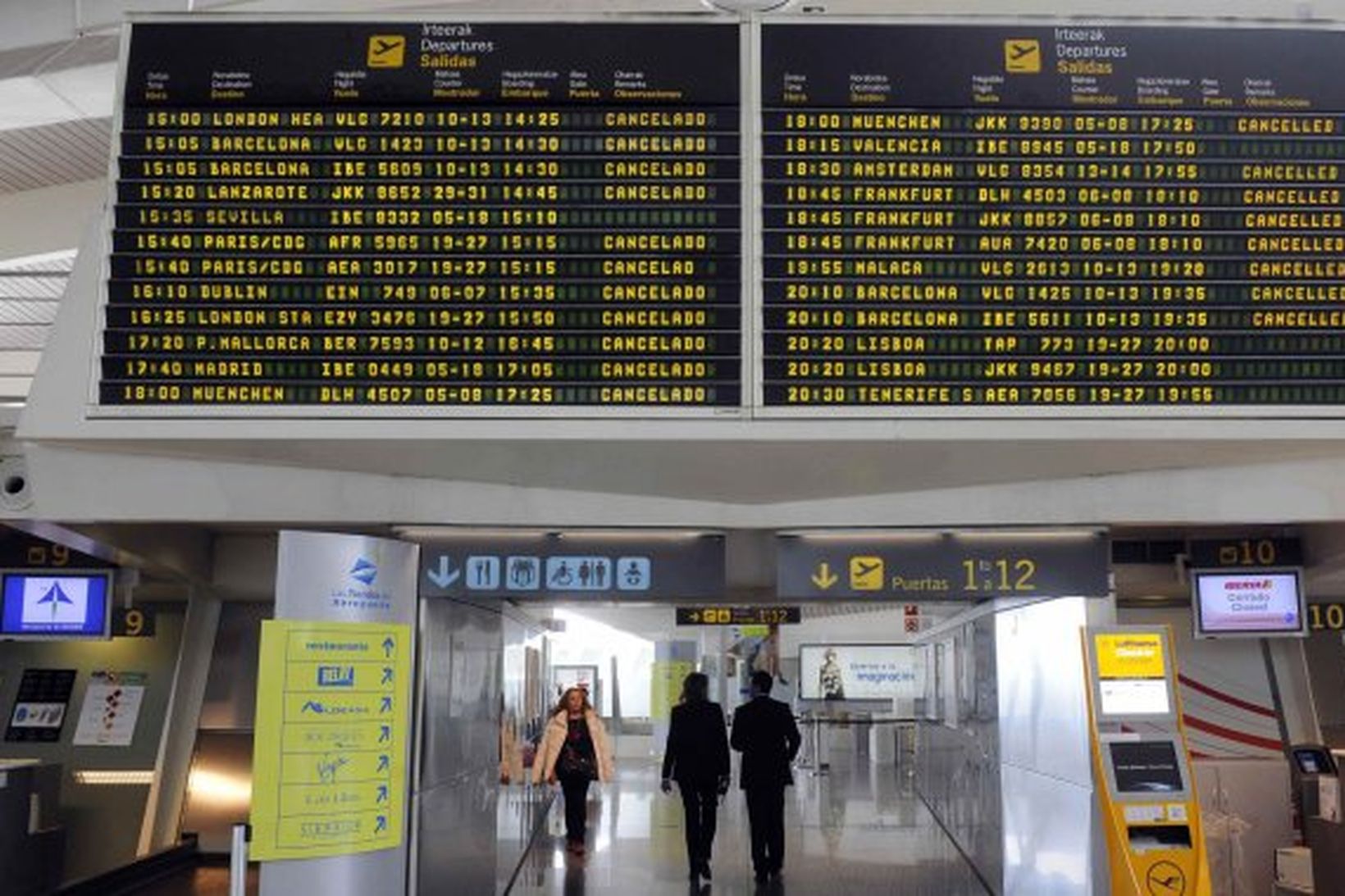 Mikl röskun varð á flugsamgöngum vegna eldgossins í Eyjafjallajökli