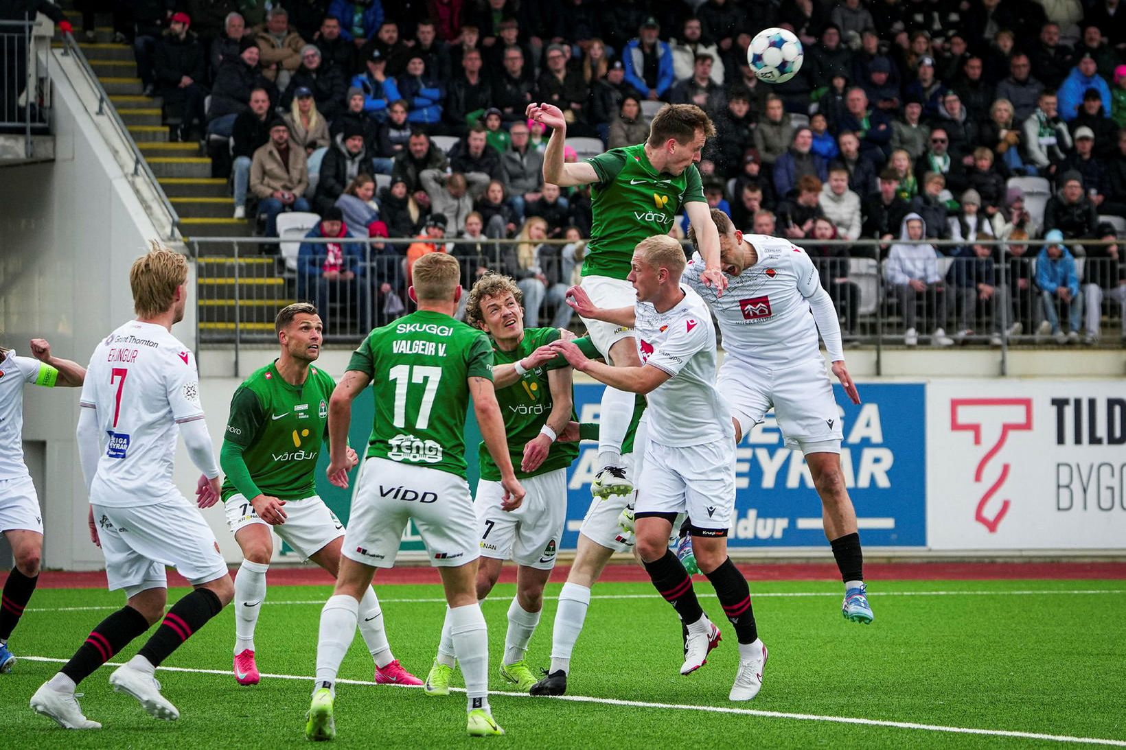 Viktor Örn Margeirsson stekkur hæst og skallar boltann frá marki …