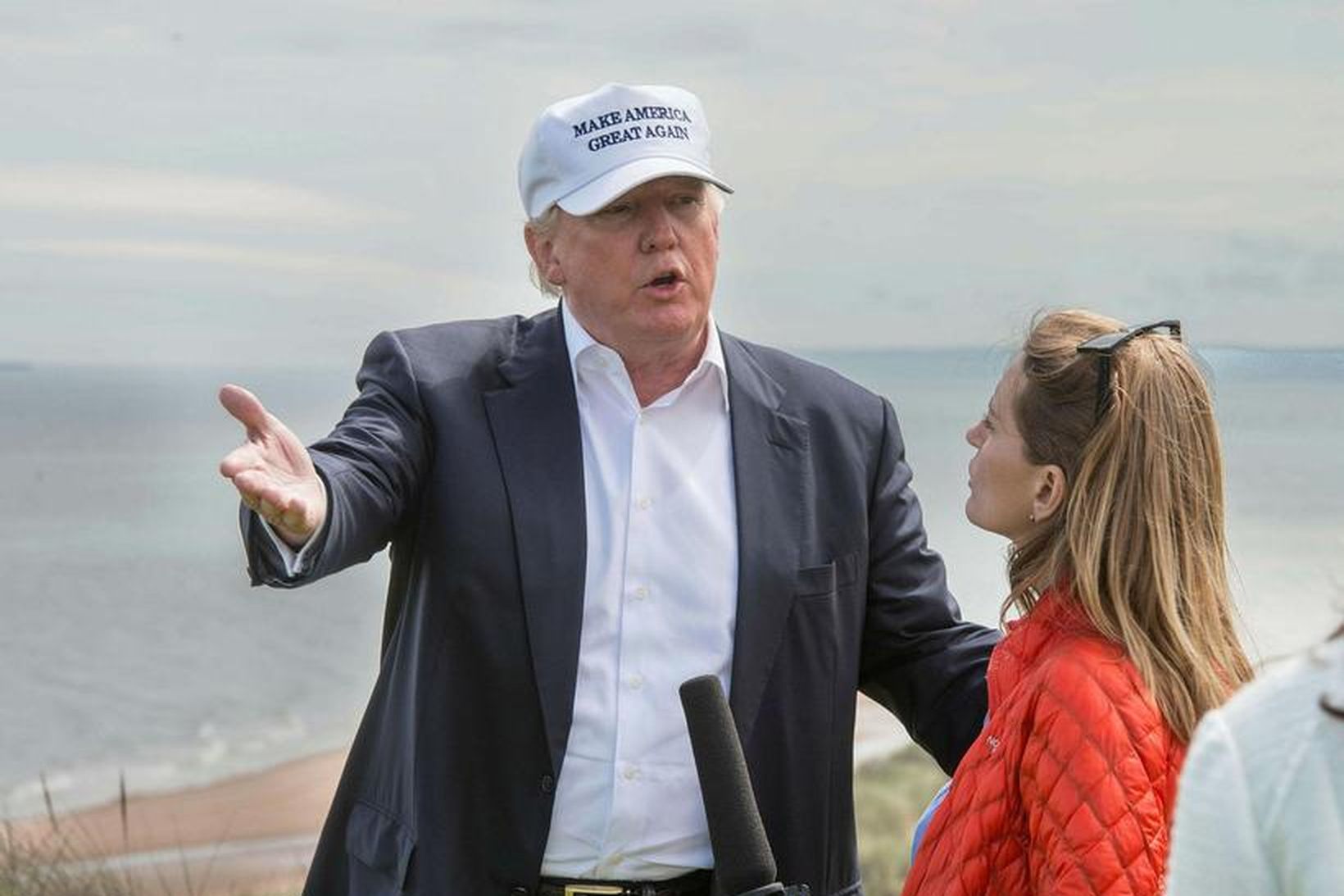 Donald Trump ræðir við blaðamenn á golfvellinum sínum í Skotlandi.