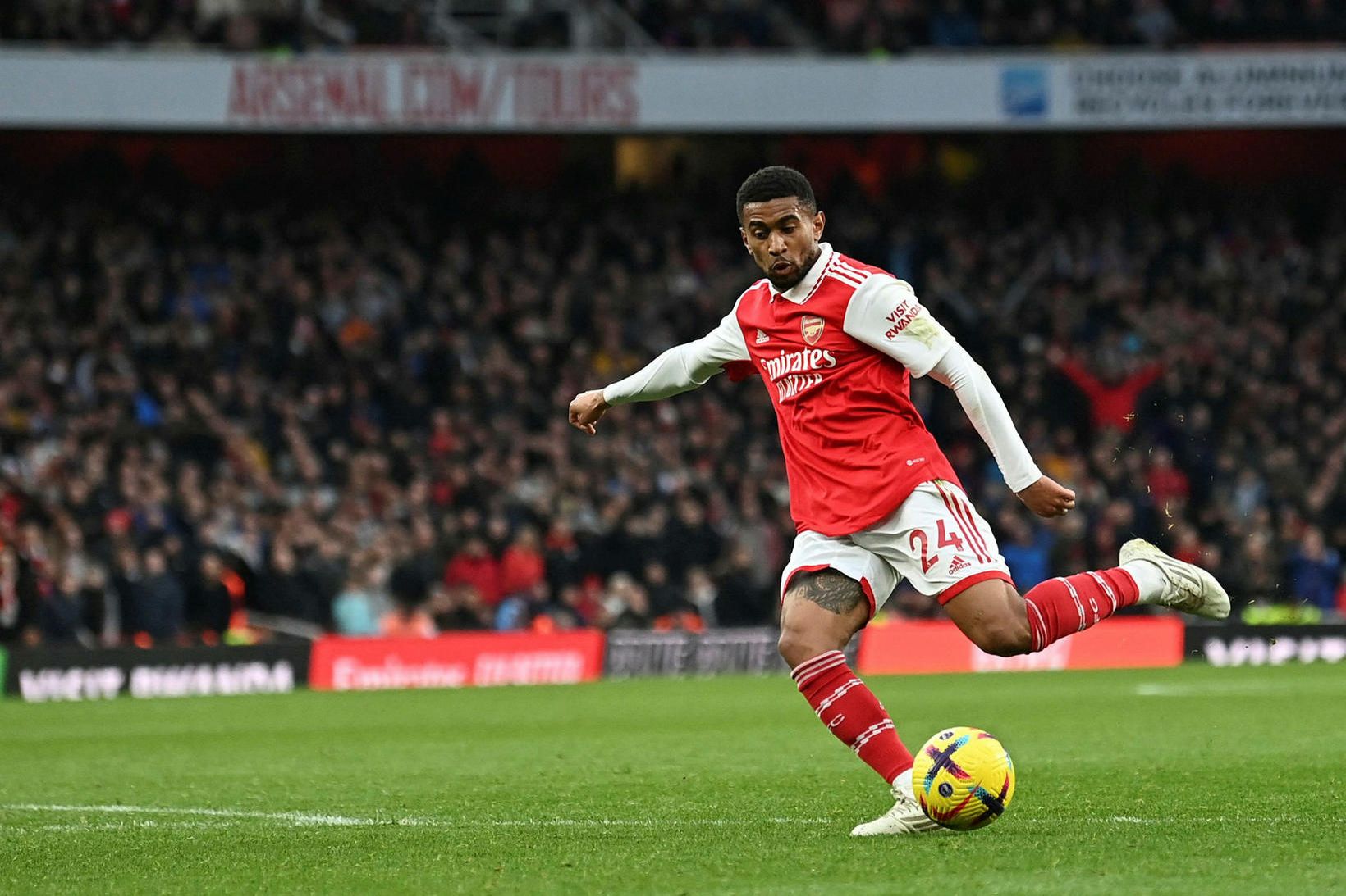 Reiss Nelson í þann mund að skora hádramatískt sigurmark Arsenal …