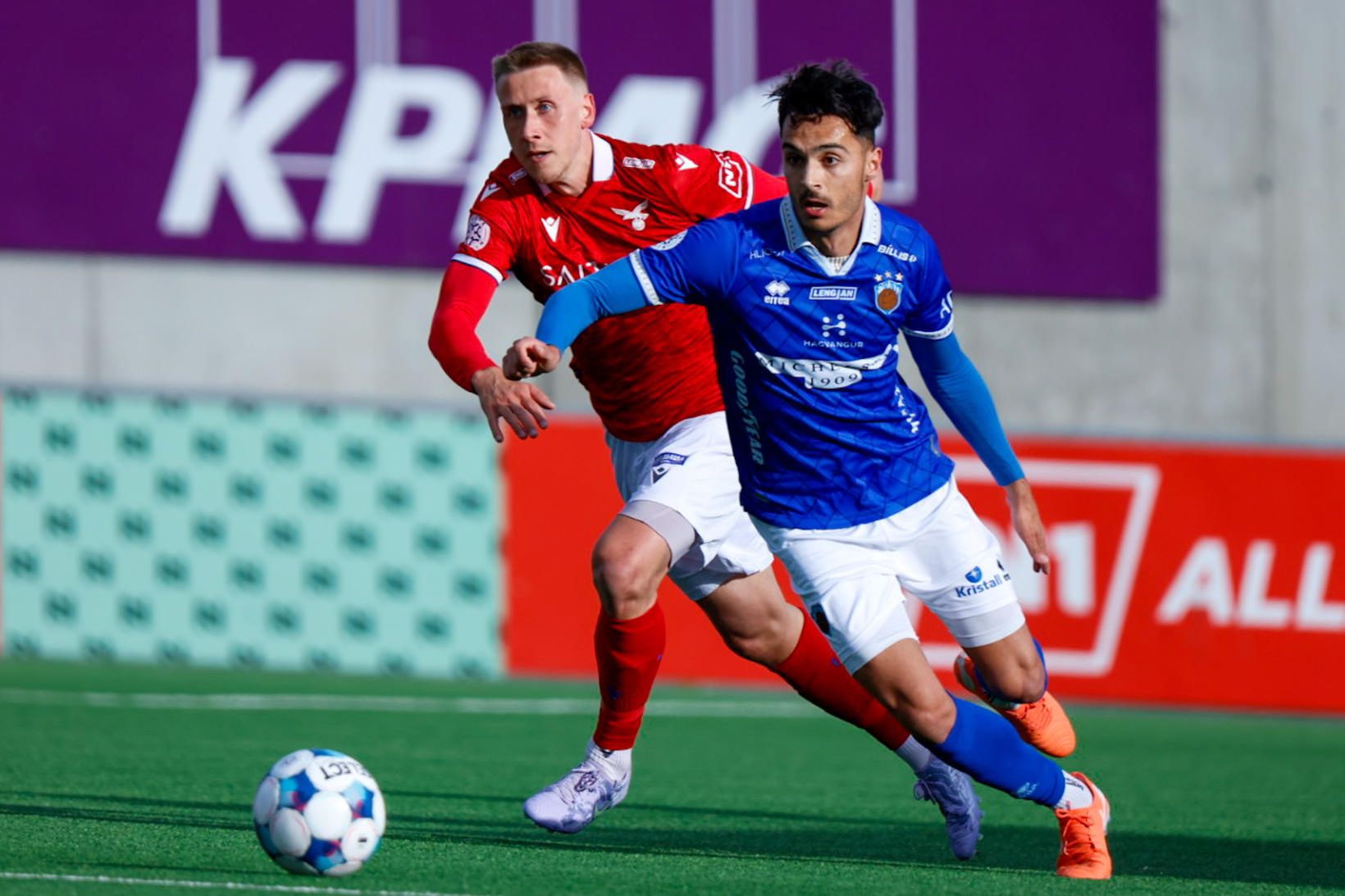 Bjarni Mark Antonsson úr Val og Israel Garcia hjá Fram …