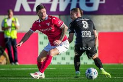 Kristinn Freyr Sigurðsson úr Val og Blikinn Viktor Karl Einarsson eigast við í kvöld.