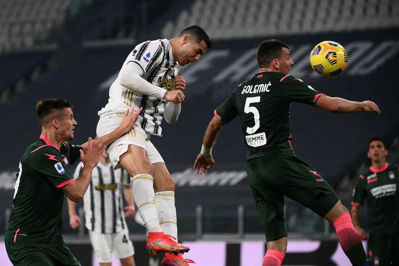 Cristiano Ronaldo skorar seinna mark sitt fyrir Juventus í sigrinum …