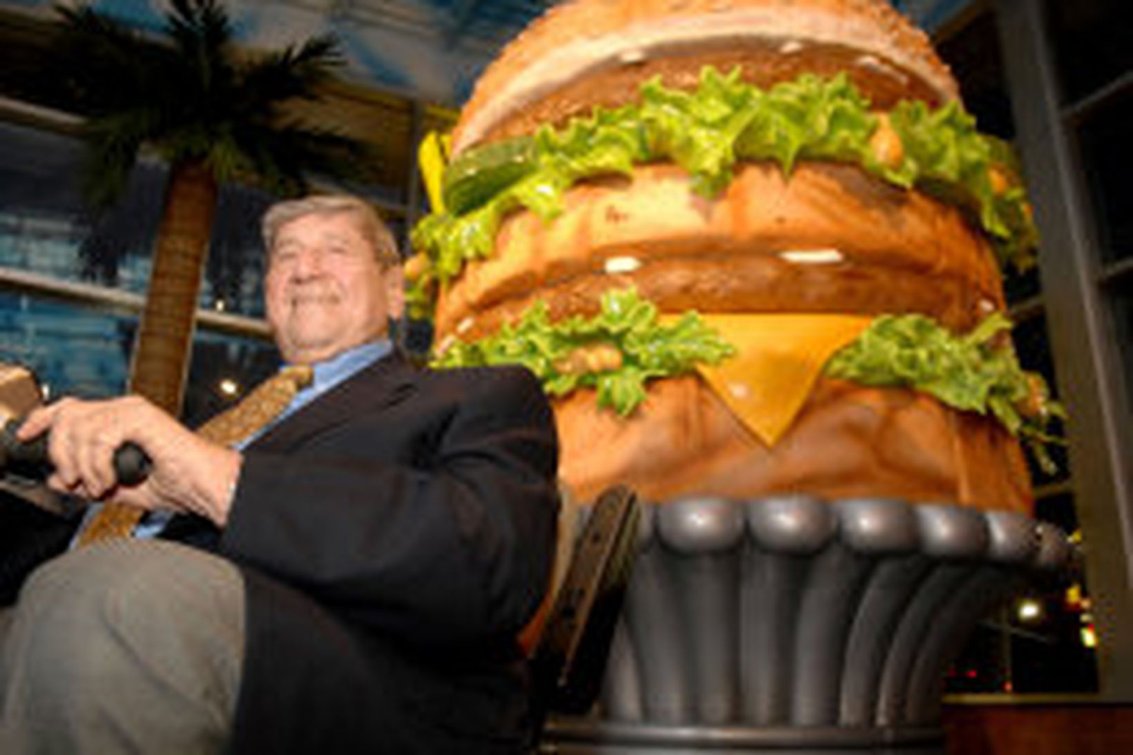Jim Delligatti við stóra Big Mac styttu á fertugsafmæli borgarans.
