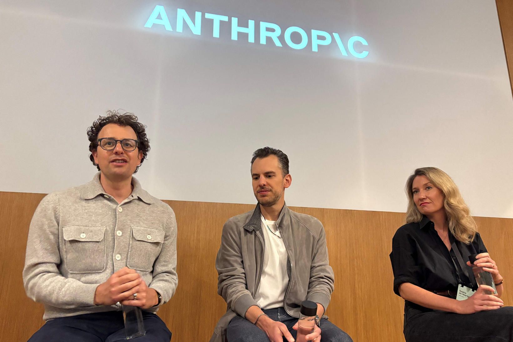 Forstjóri Anthropic, Dario Amodei, vörustjóri Mike Krieger og samskiptastjóri Sasha …