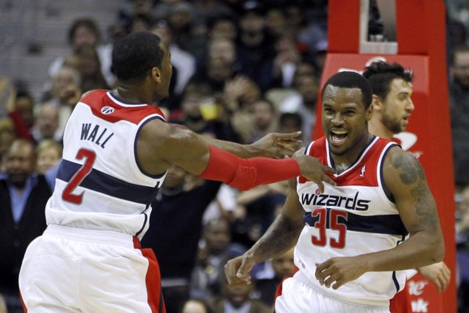 John Wall og Trevor Booker höfðu ástæðu til að fagna …