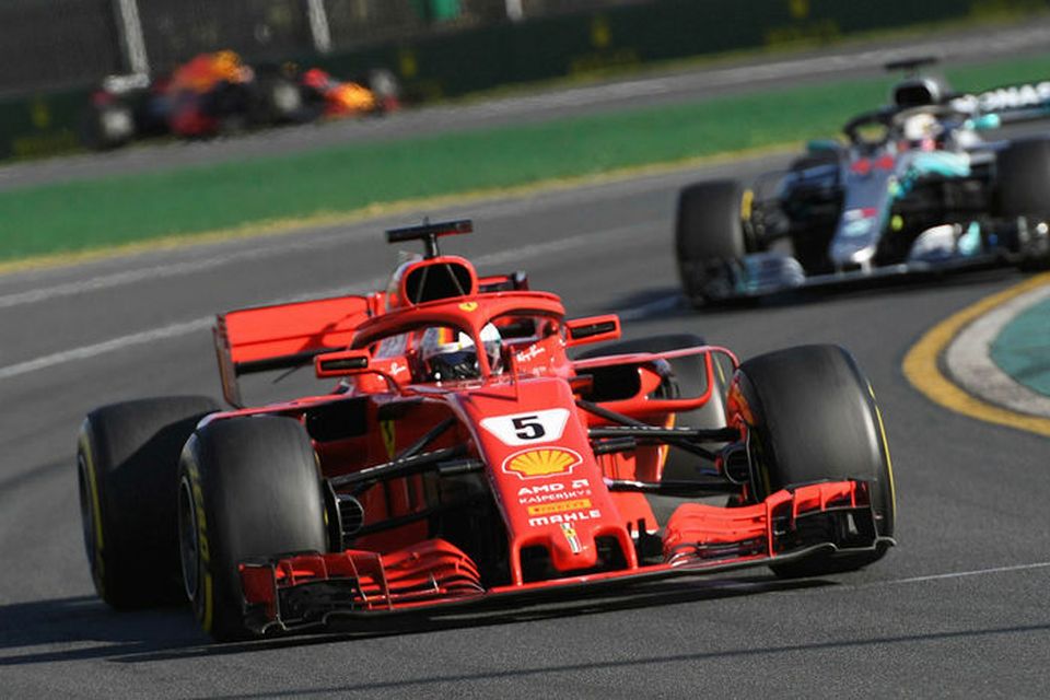 Sebastian Vettel á undan Lewis Hamilton á lokahringjunum í Melbourne í morgun.