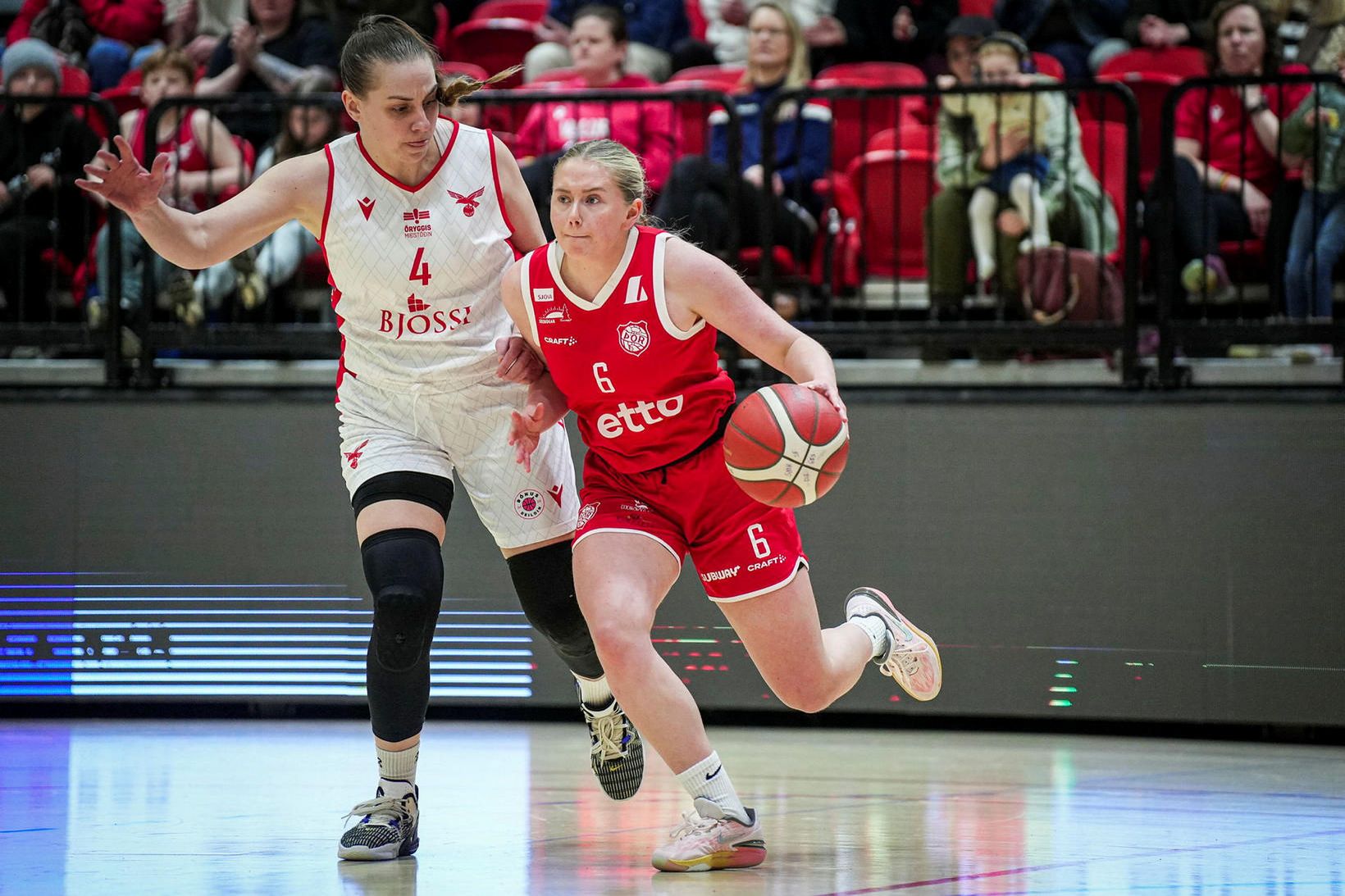 Guðbjörg Sverrisdóttir og Karen Lind Helgadóttir eigast við.