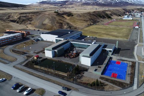 Dúkur körfuboltavallarins við Árskóla á Sauðárkróki fauk af í óveðrinu.