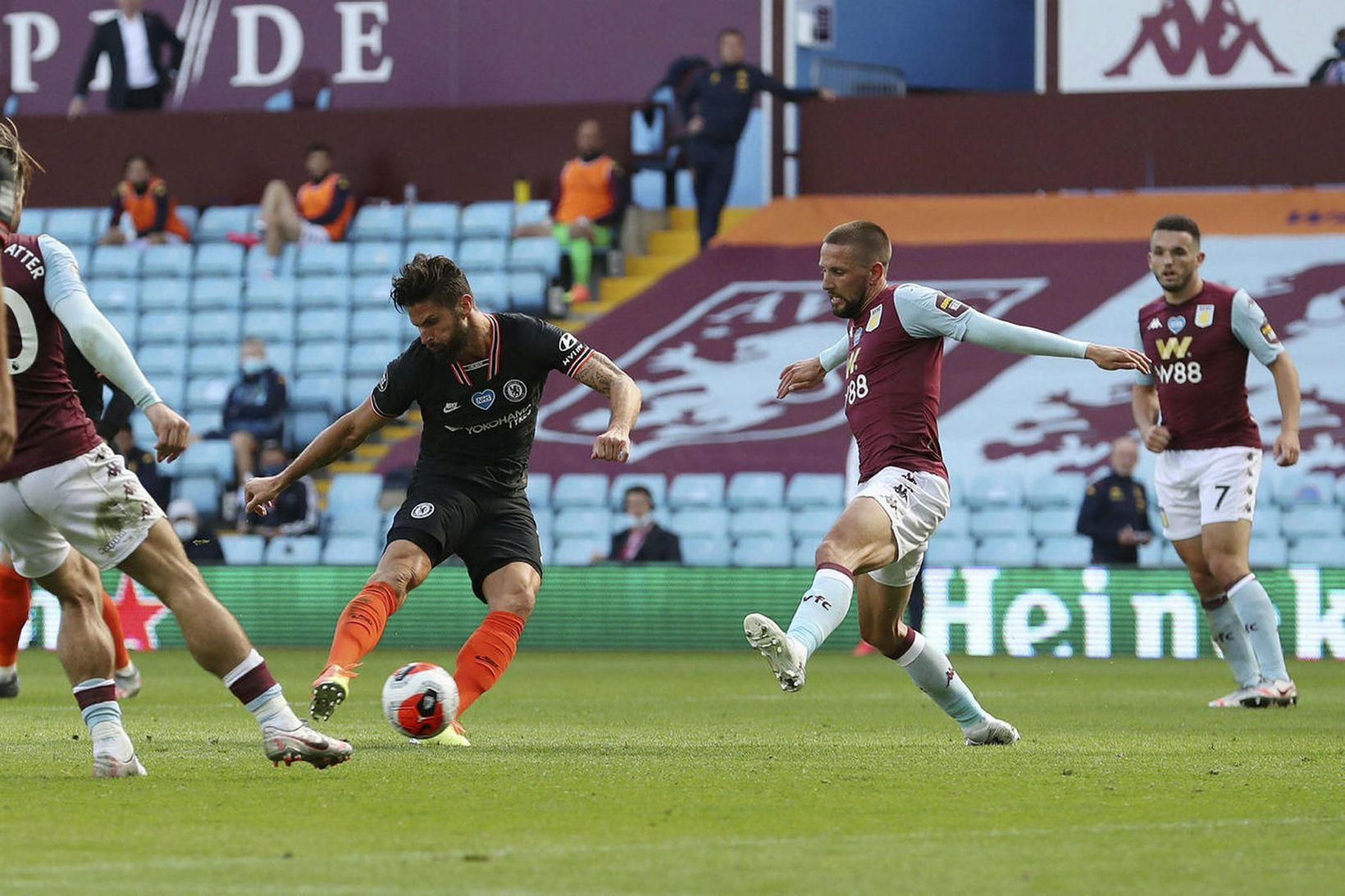 Olivier Giroud kemur Chelsea yfir á Villa Park.