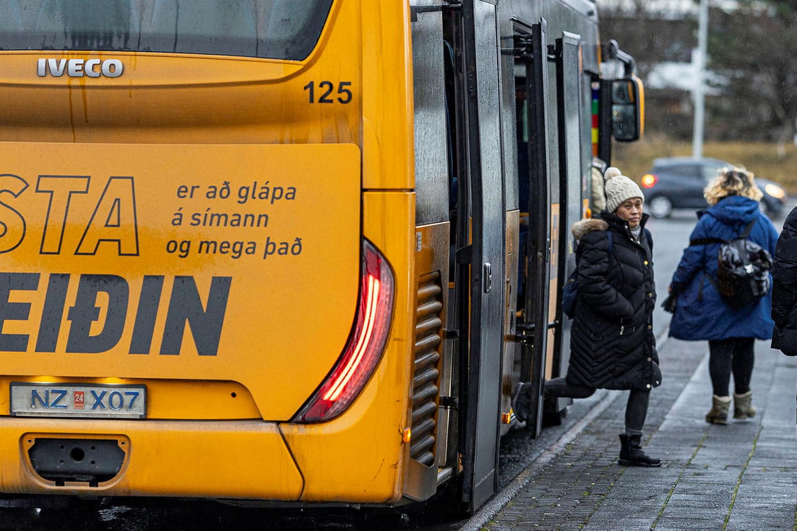 Maðurinn er sagður hafa kastað hnífnum frá sér.