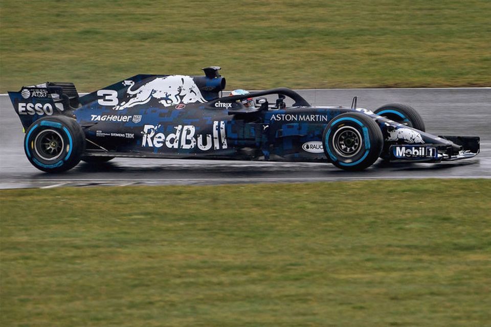 Ricciardo á ferð á 2018 bíl Red Bull í Silverstone í dag.