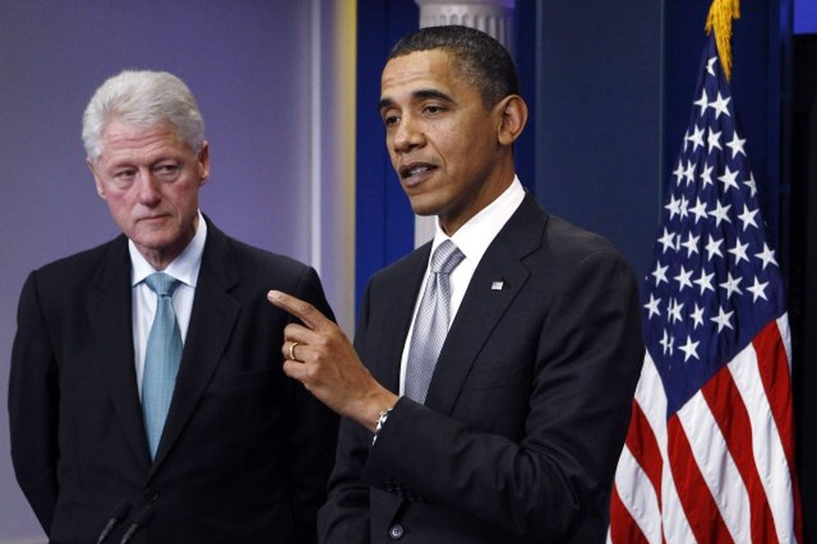 Barack Obama Bandaríkjaforseti og flokksbróðir hans Bill Clinton, forseti landsins …