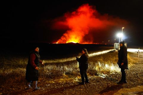 Ferðamenn skoða eldgosið við lokunarpóst hjá Grindavíkurvegi í gær.