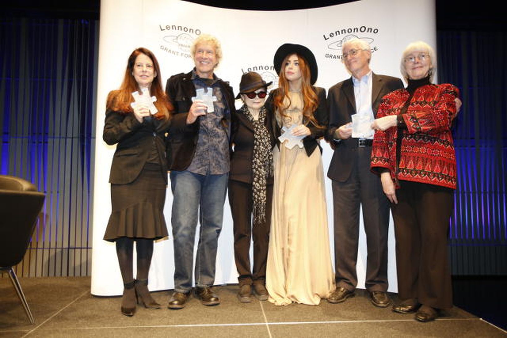 Yoko Ono með þeim sem tóku við verðlaununum í Hörpu