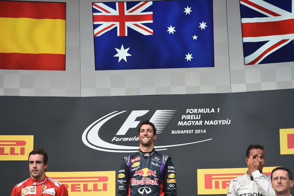 Daniel Ricciardo á efsta þrepi verðlaunapallsins í Búdapest með Fernando Alonso (t.v.) og Lewis Hamilton …