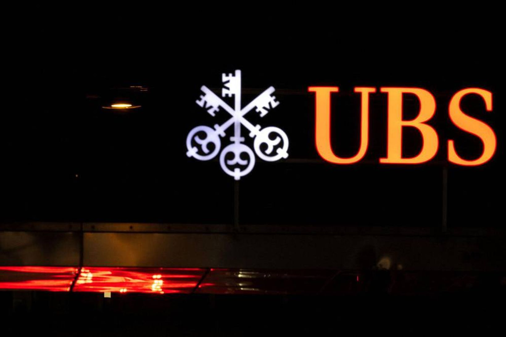 Barclays og UBS hafa lokað bankareikningum Íslendinga.