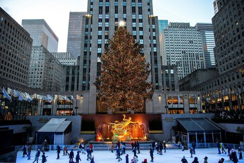 Ár hvert er tréð sett upp við Rockefeller Center á Manhattan, í New York-borg, og …