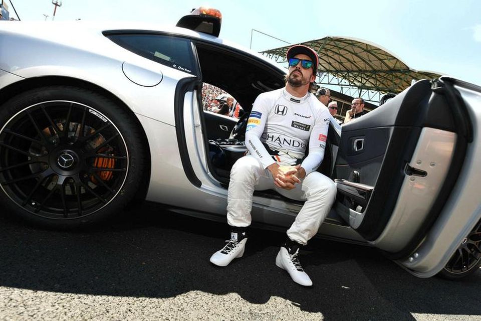 Fernando Alonso bíður þess að kappaksturinn í Hungaroring við Búdapest hefjist.